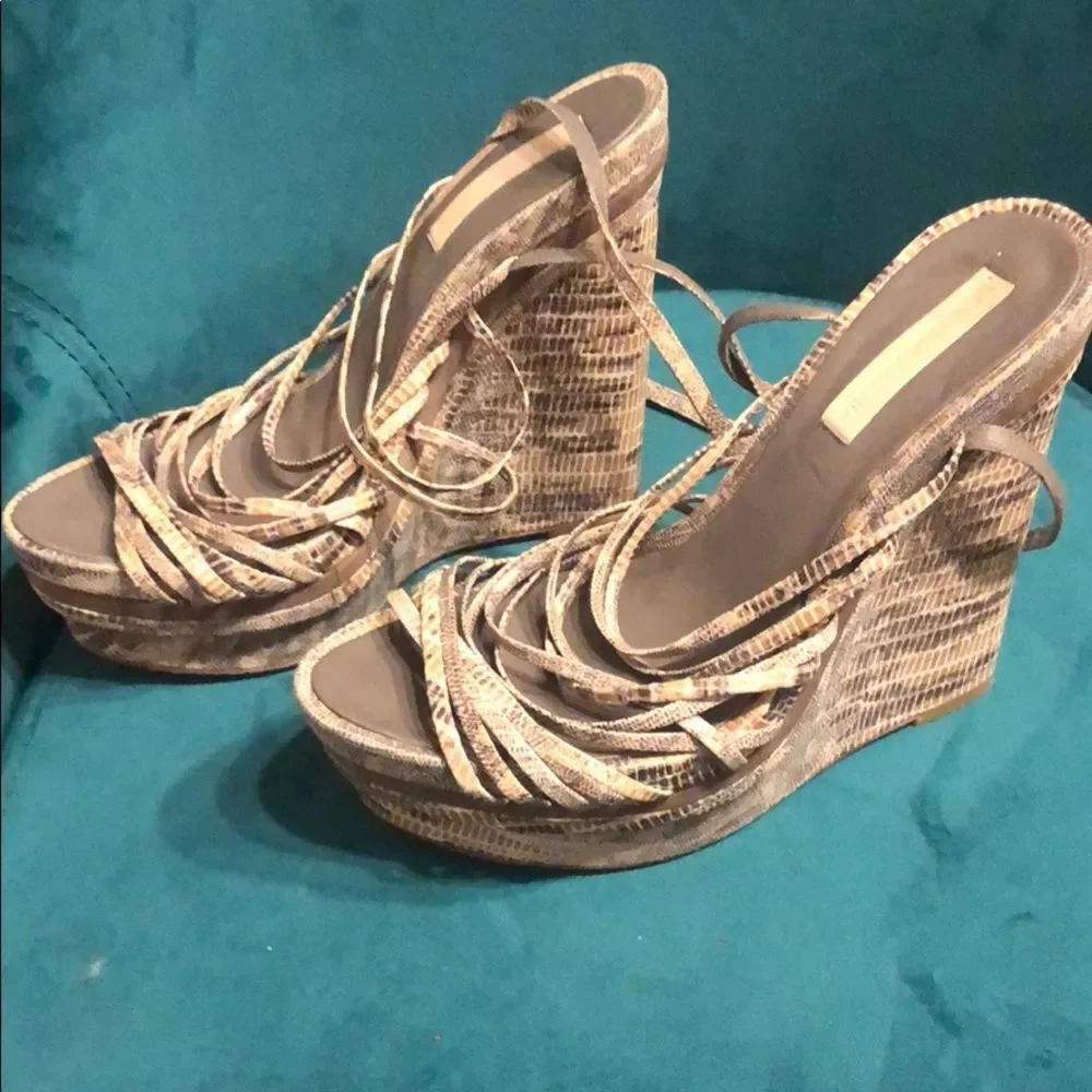 BCBG Snake Skin Heel Ties ya Ankle Size 8 Like New